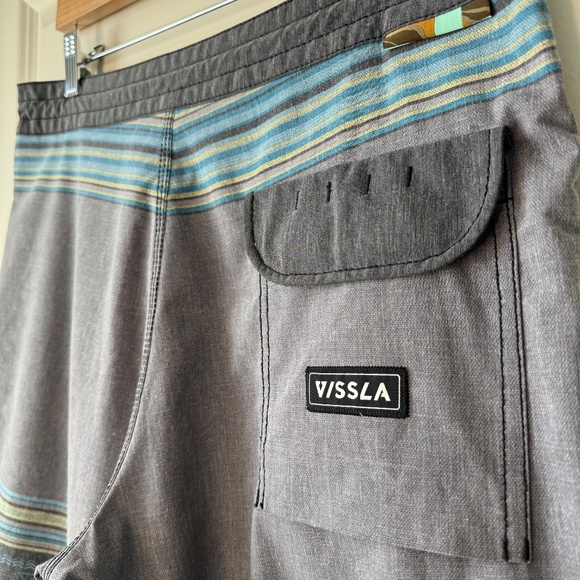 VISSLA Hybrid Shorts 8" inseam - Men's Size 32 - Picture 4 of 5